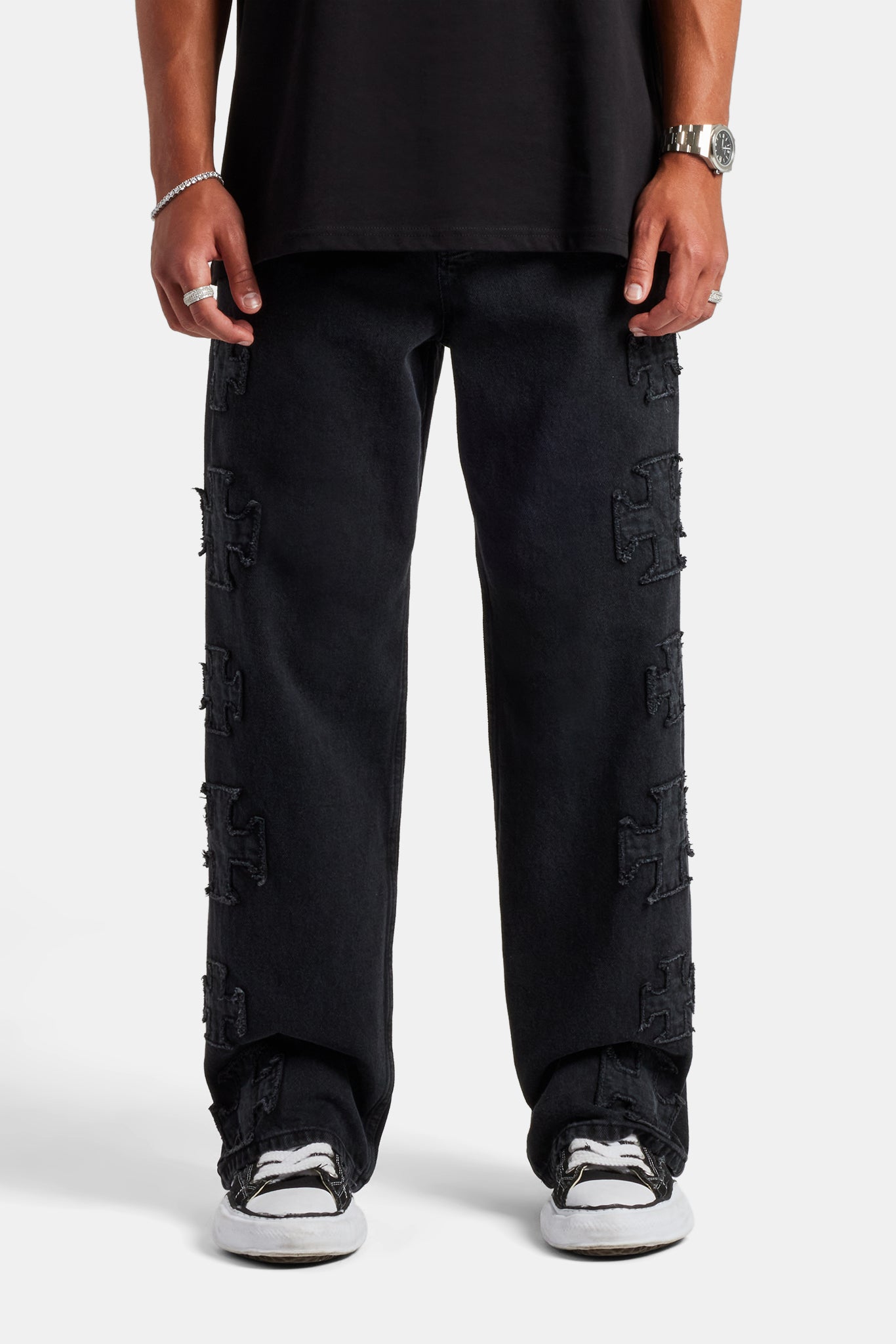 Jeans mit Raw Edge-Applikation und Motiv - Verwaschenes Schwarz